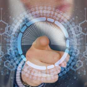 Finger zeigt auf einer Tafel auf eine kreisförmige Grafik aus Bits, symbolisiert durch 0 und 1